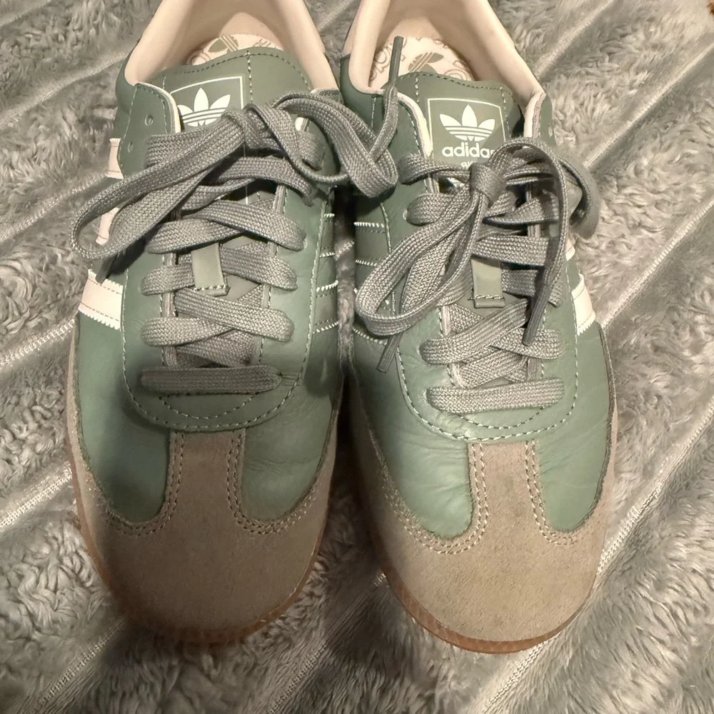 Adidas Classic Green and White sambas - Picture 5 of 7